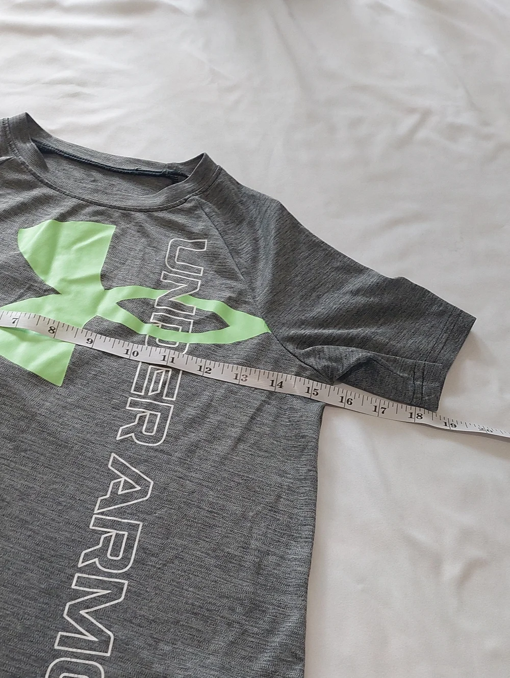 Under Armour Boys Size 7,8.Gray And Green Logo